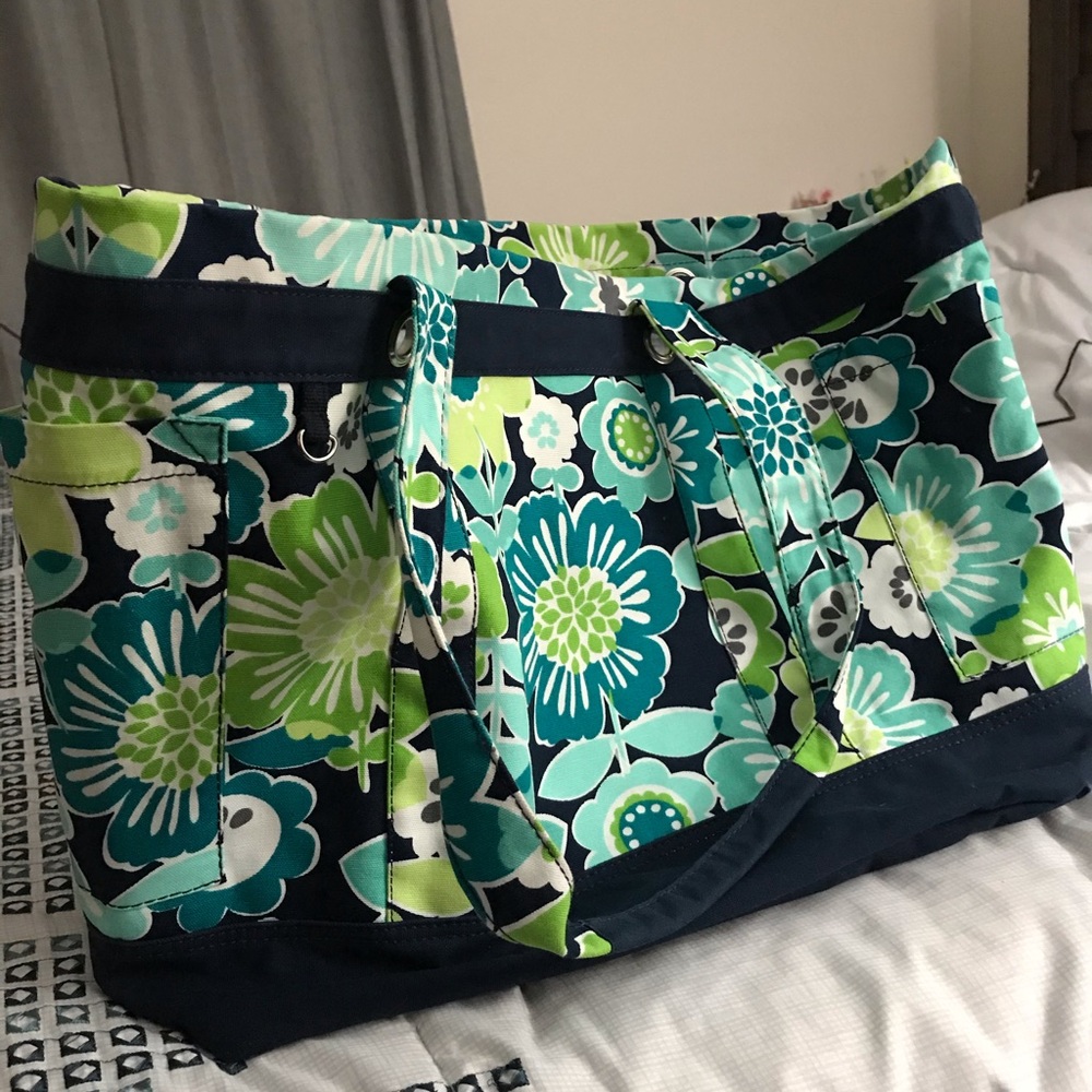 Large traveling tote
